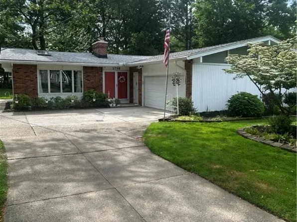 1758 Kenton Cir, Lyndhurst, OH 44124