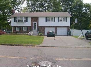 17 Cambridge Dr, Cromwell, CT 06416