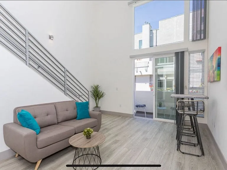 Lido Apartments - 1039 S Hobart — Photo 23