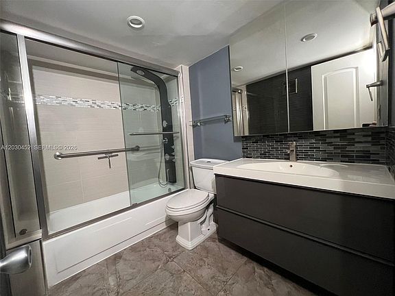 4th image of 136 NE 19th Ct APT 105F