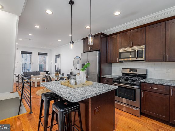 4th image of 623 Emily St