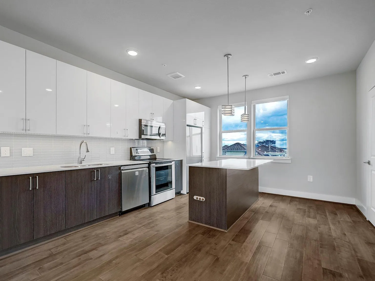 2 bed, 2.5 bath, 1161 sqft, $2,450 — Photo 2
