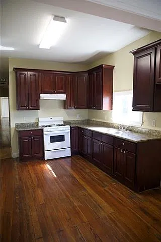 3 bed, 1.0 bath, 912 sqft, $1,500 — Photo 3