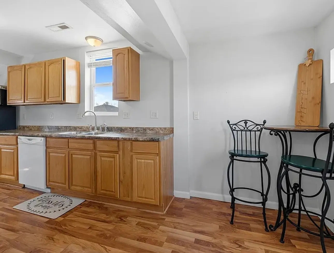 3 bed, 717 sqft, $1,525 — Photo 3