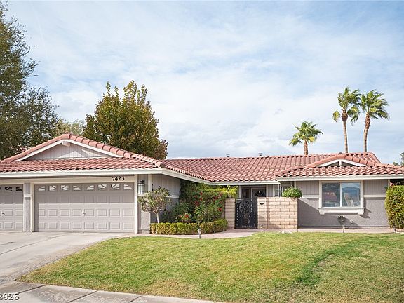 3rd image of 7423 Edgewater Ln