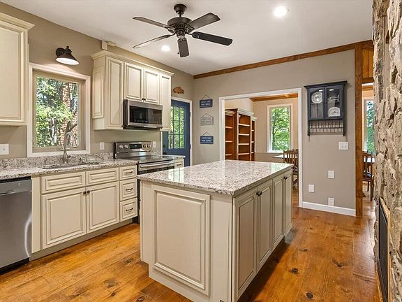 5th image of 160 Stillwater Ln