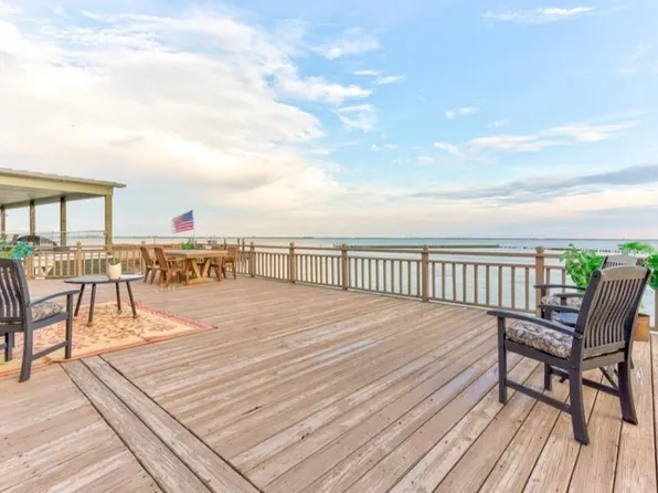423 Hana Dr, Tiki Island, TX 77554