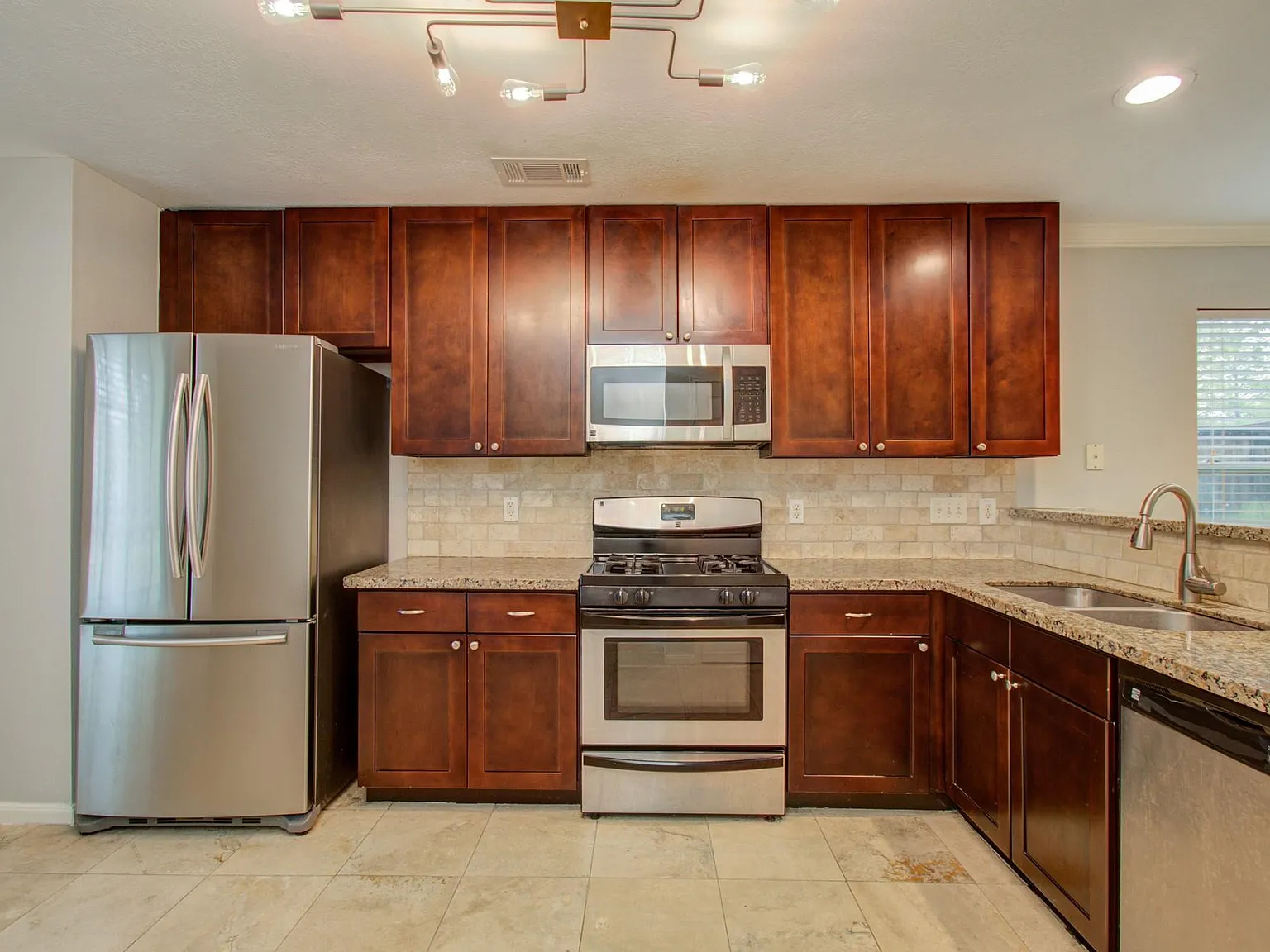 4 bed, 2.5 bath, 2044 sqft, $2,375 — Photo 4