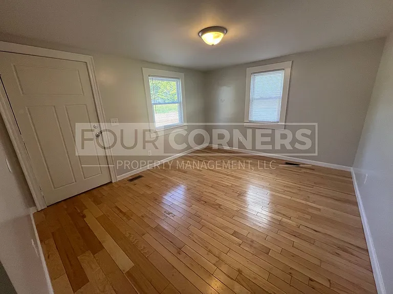 1901 Merritt Dr — Photo 2