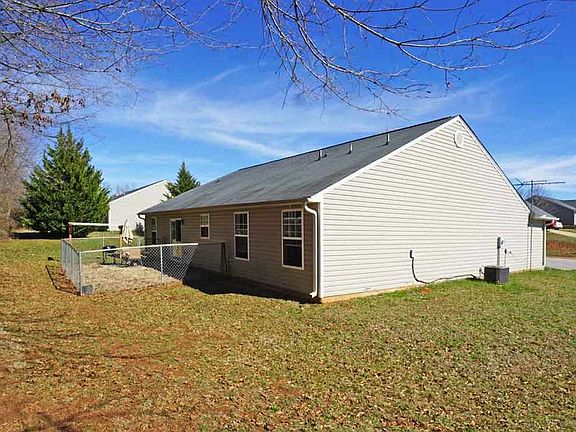 3rd image of 20 Lakanwood Ln