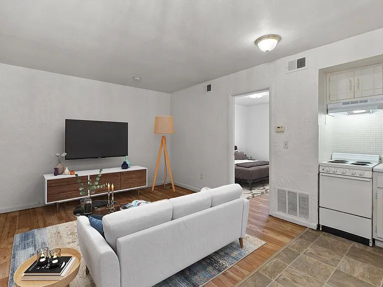 Cunningham Apartments — Photo 18