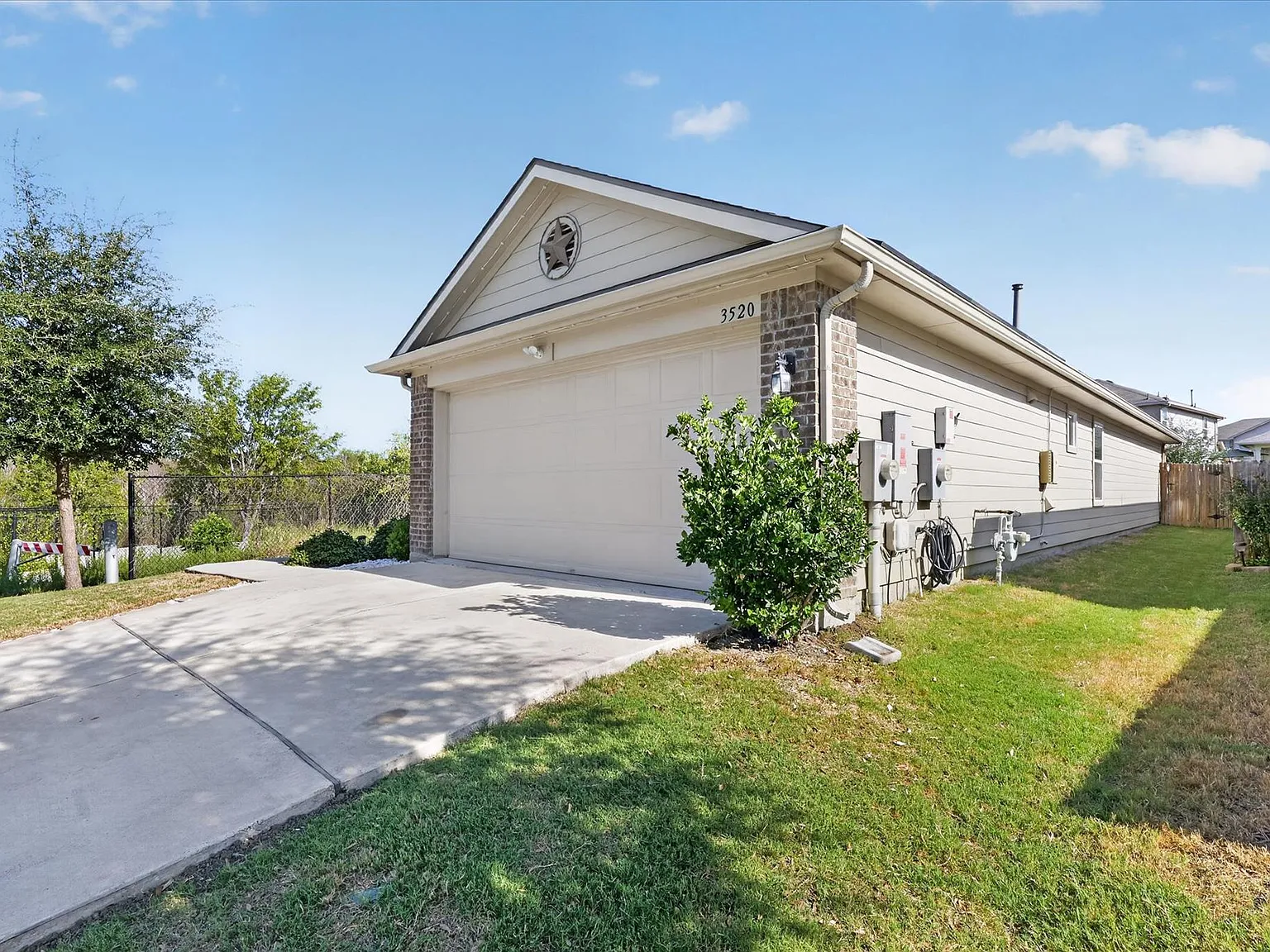 3 bed, 2.0 bath, 1370 sqft, $2,000 — Photo 4