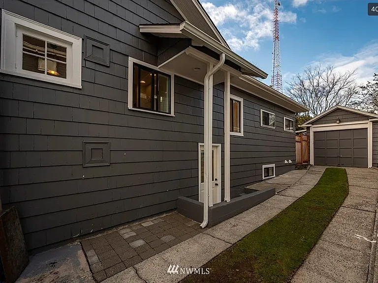 1609 Warren Ave N — Photo 3