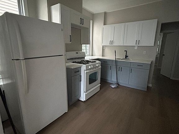 2nd image of 98 Grace St