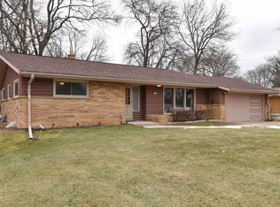 2620 W Green Tree Rd, Glendale, WI 53209