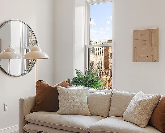 3rd image of 538 Henry St APT 3