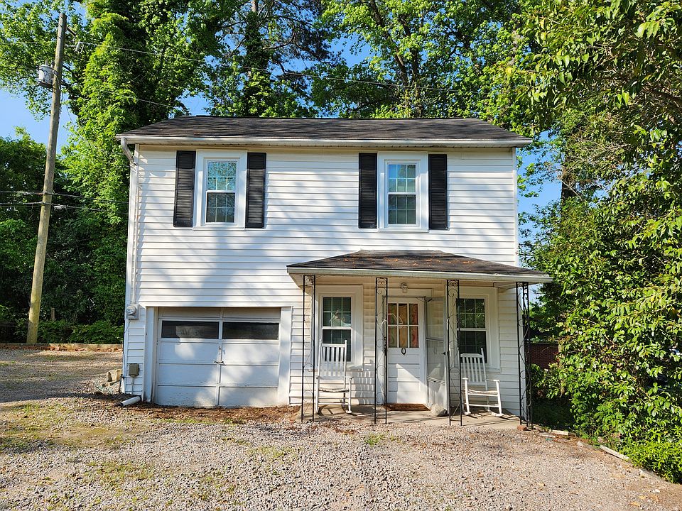 This house is located behind 209 S. Bull St house.