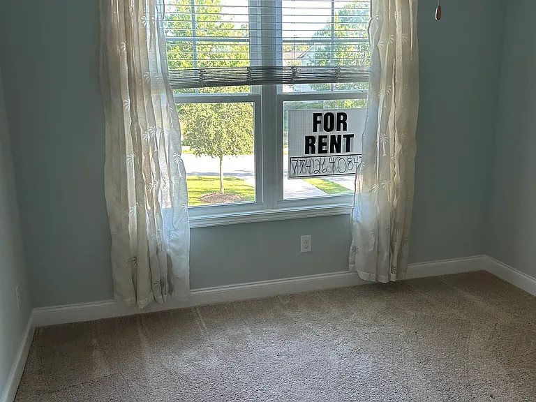 3380 Eastman Dr — Photo 10