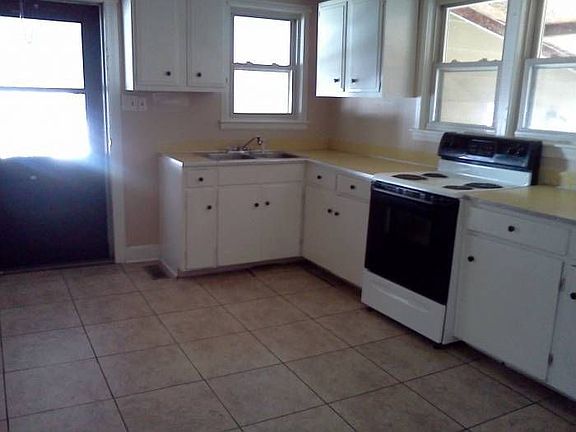2805 Gray St. - Kitchen