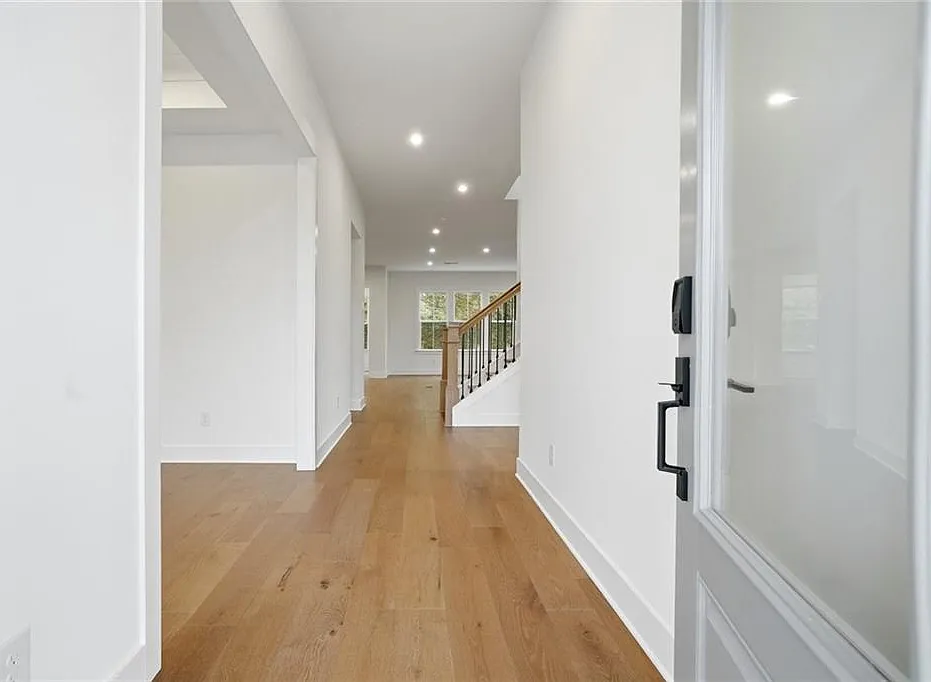 5 bed, 4.5 bath, 3710 sqft, $5,250 — Photo 2