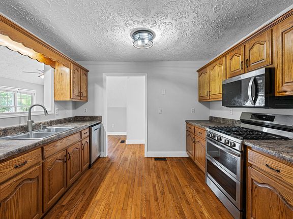 4th image of 496 Highland Dr