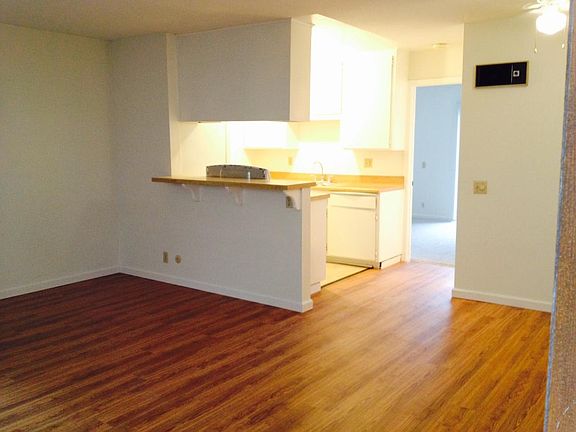 Living Room/Dining Area
