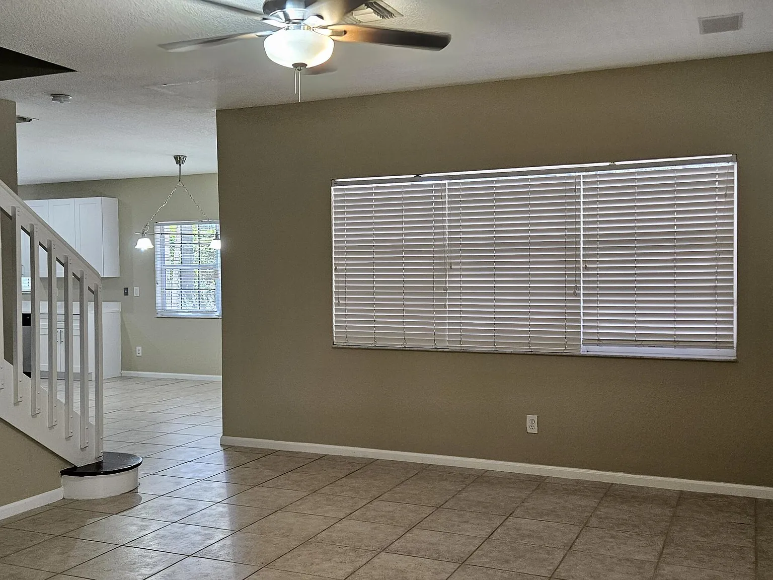 5 bed, 3.0 bath, 2476 sqft, $4,600 — Photo 2
