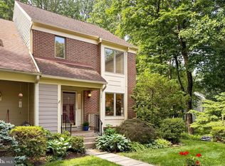 12511 N Lake Ct, Fairfax, VA 22033