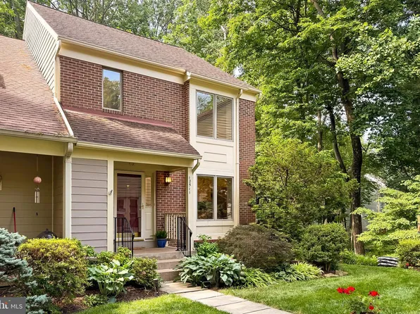 12511 N Lake Ct, Fairfax, VA 22033