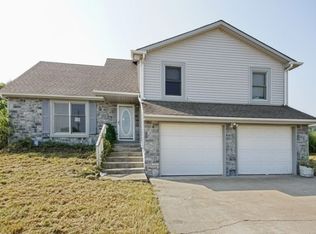 22215 Parallel Rd, Tonganoxie, KS 66086