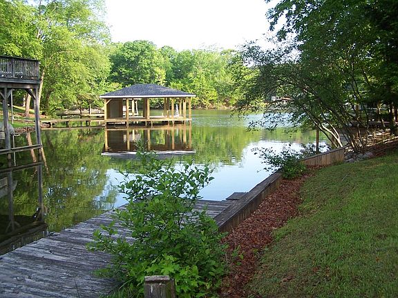 2nd image of 827 Hill Ln