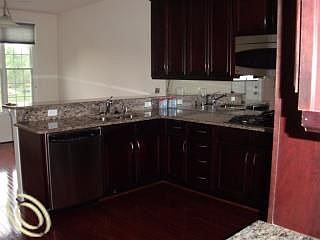 5th image of 44725 Broadmoor Cir N