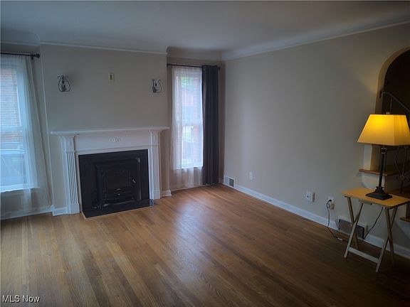 5th image of 1975 E 226th St