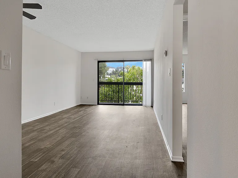 Orange Apartments — Photo 15