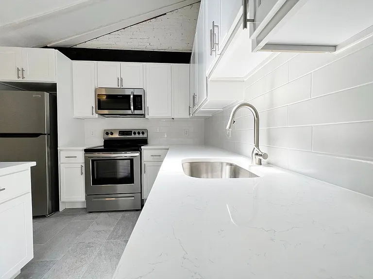 130 E Chestnut St — Photo 6