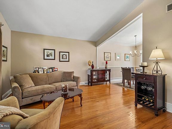 4th image of 27 Camelot Dr