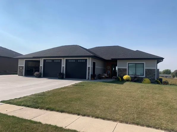 3206 Jolly Ct, Spirit Lake, IA 51360