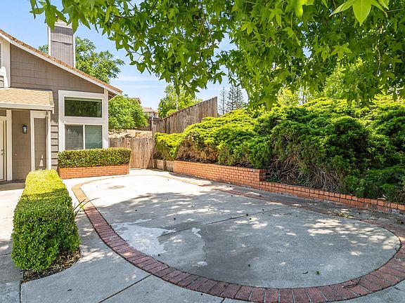 4th image of 2731 Mayflower Dr