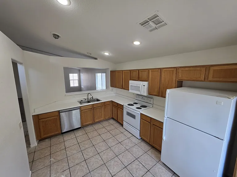 2486 E Winchester Pl — Photo 4