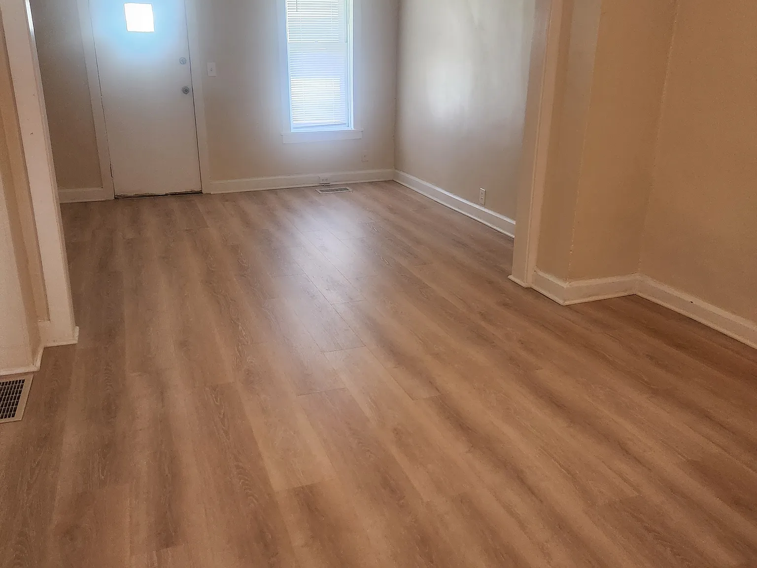 Camden - 735 — Photo 2