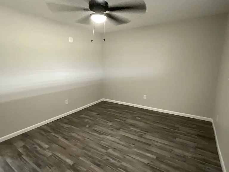 Lake Breeze Apartments — Photo 12