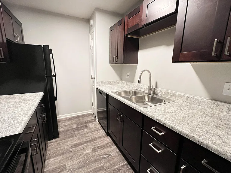 Crown Crossing Apartments — Photo 63