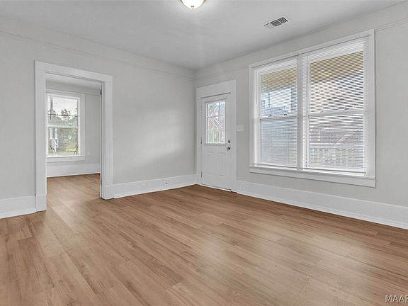 4th image of 115 N California St
