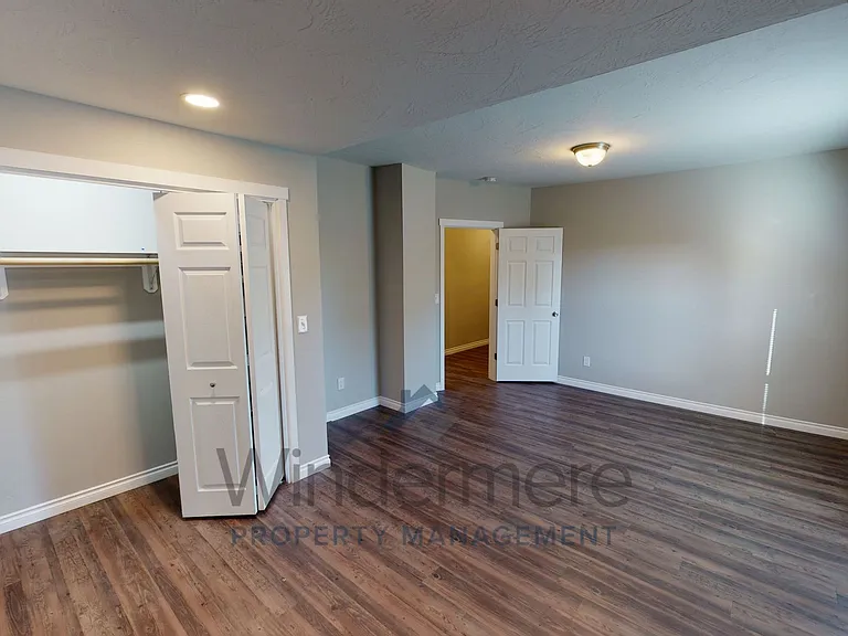 430 E Oak St — Photo 17