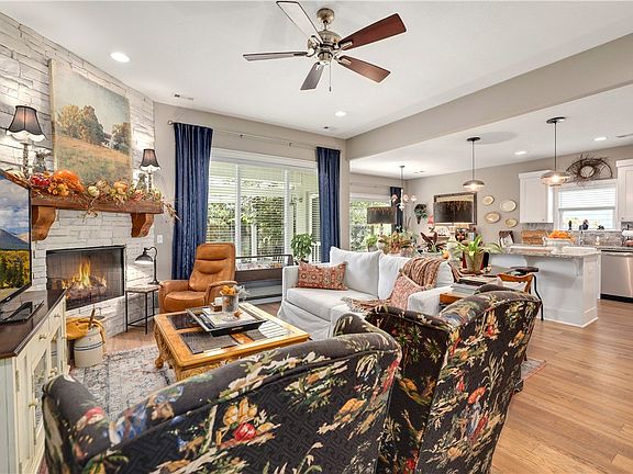 5th image of 3065 E Royal Dr