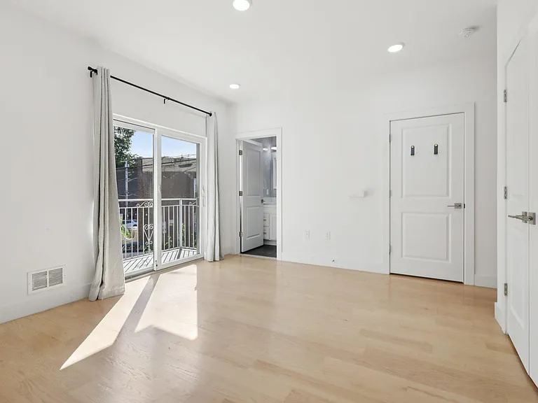 131 Zabriskie St — Photo 31