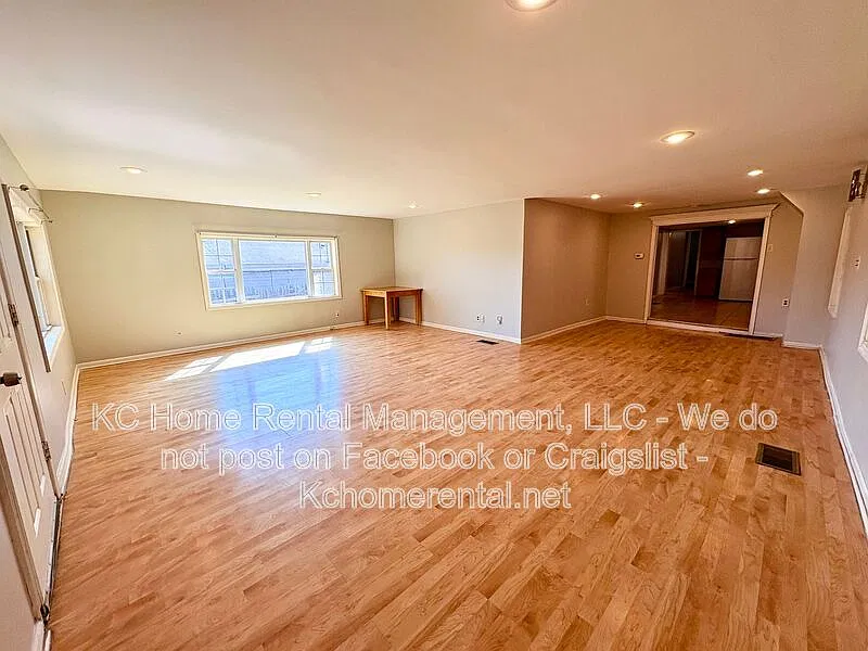 2 bed, 1.0 bath, $1,295 — Photo 3