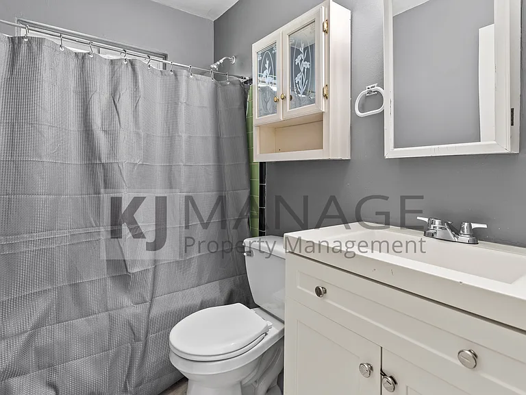 28203 Sutherland St — Photo 18