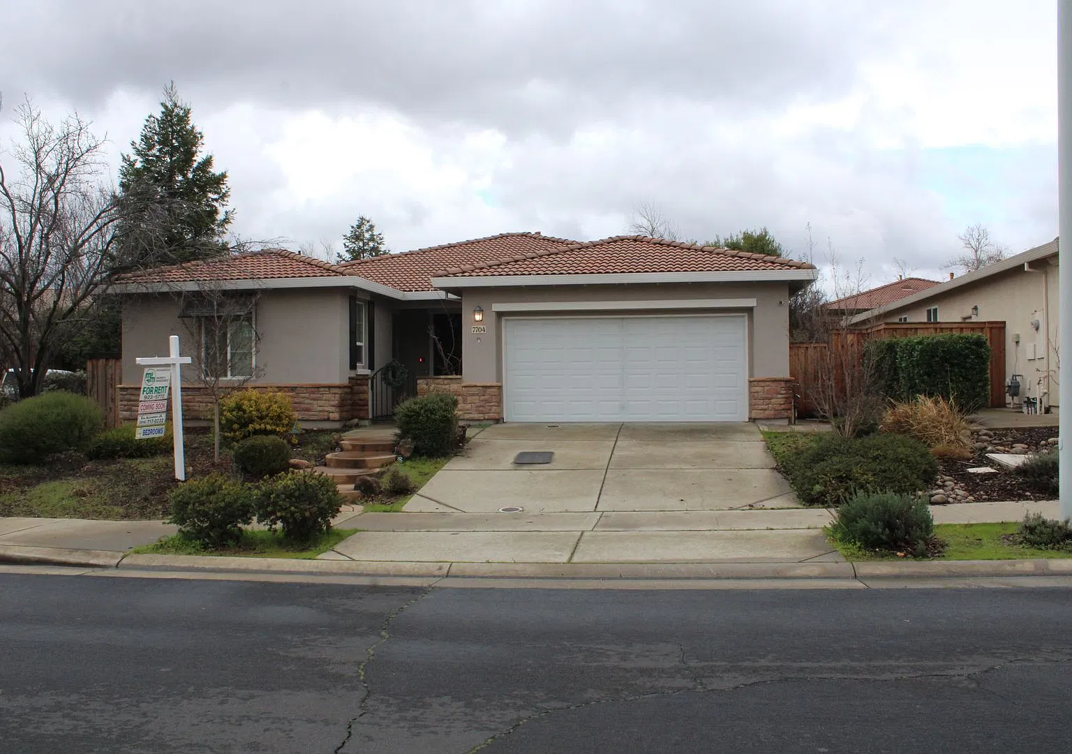 Roseville Home Ready 4 Lease ! — Photo 1