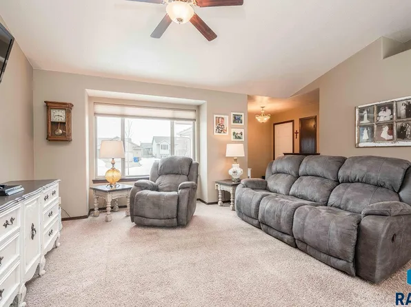 424 Macey Ave, Harrisburg, SD 57032